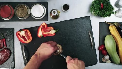 Chef Cutting Champignon