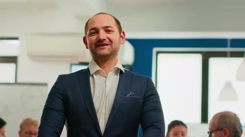 Junger Mann-Projektmanager lächelt vor der Kamera