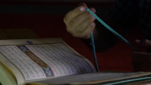 Leer el Corán y rezar el rosario