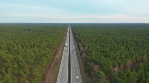 Hyperlaps. Luftaufnahme. Verkehr auf einer Autobahn, Deutschland