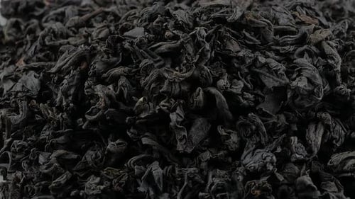 Trockene schwarze Teeblätter in Nahaufnahme
