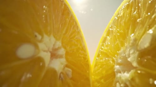 Naranja cortada en dos mitades