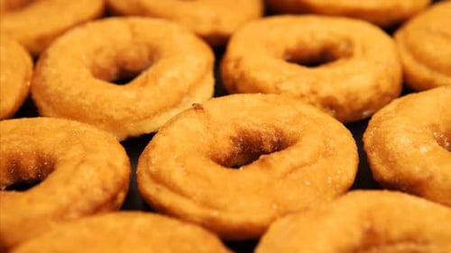 Eine Menge Donuts auf dem schwarzen Schreibtisch