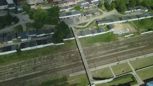 Flug über den S-Bahnhof. Eisenbahnschienen und Schwellen sind sichtbar.