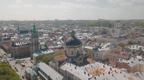 Lemberg, Ukraine. Luftbildstadt Lemberg, Ukraine. Panorama der Altstadt. Dominikaner