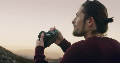 Porträt eines Reisefotografen, der bei Sonnenuntergang fotografiert