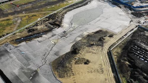 Área con material para impermeabilización en el sitio de construcción