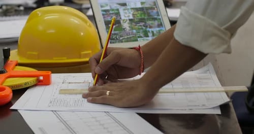Der Ingenieur überprüft die Konstruktionszeichnungen