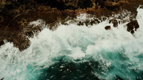 Oceano com ondas batendo na costa