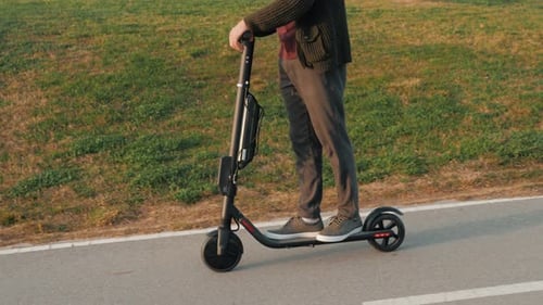 Escooter Rider Man Mitfahrgelegenheiten oder Mieten Persönlicher Öko-Transport