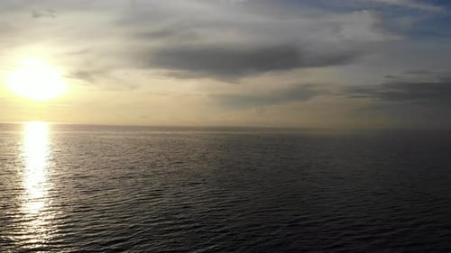 Schöne Aussicht von oben auf die Natur mit Meer und Meer
