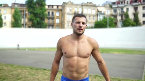 Muskulöser Typ mit nacktem Torso im Straßenfitnessstudio im Freien