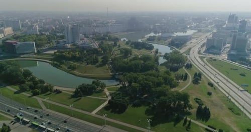 Sommermorgen in der Luftbild-Kreuzung der Stadt Minsk mit beweglichen Autos Wohn-, Geschäftsgebäude