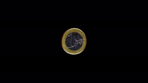 Glänzende Ein-Euro-Münze mit gerippter Seite auf schwarzem Hintergrund