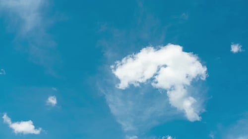 Zeitraffer eines schönen klaren blauen Himmels mit Wolkenhintergrund