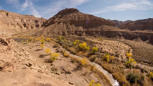 Lapso de tiempo del río Price que fluye por los acantilados del Libro en otoño
