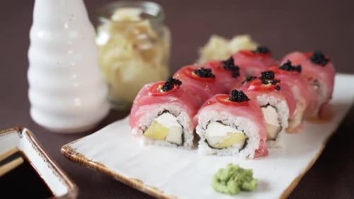 Sushi roll with tuna and mango