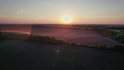 Luftaufnahme des ländlichen Lebens bei Sonnenuntergang