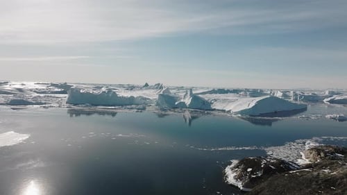 Drone sobre o mar e o gelo de Ilulissat Icefjord