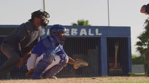 Baseballspieler fängt während eines Spiels einen Ball