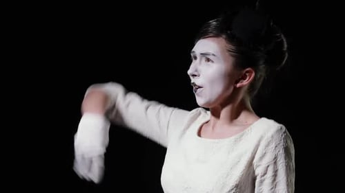 Pantomime in einem Smoking mit Bowtie schreit emotional