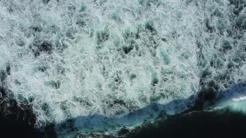 Olas oceánicas espumosas abstractas de arriba hacia abajo