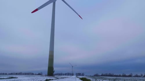 El molino de viento genera energía eléctrica limpia