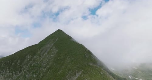 vue aérienne du pic moldoveanu dans les nuages avec des touristes