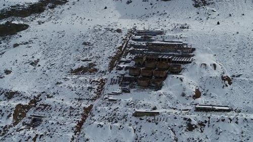 Un Zumbido orbita alrededor del oxidado Old Tintic Mill en Geneloa, Utah, revelando los tanques de agua en descomposición, la lixiviación