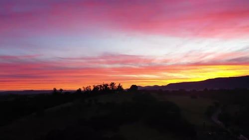 Luftaufnahme der ländlichen Landschaft bei Sonnenuntergang. Natur & Landschaft