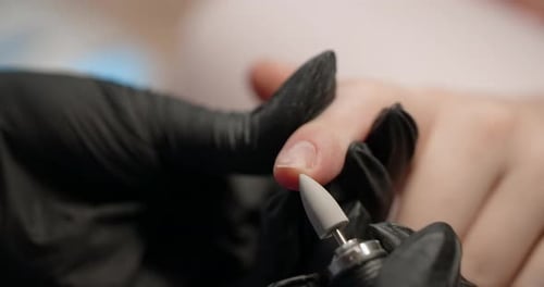 Abgeschnittenes Maniküre-Verfahren in Zeitlupe im Schönheitssalon zum Feilen und Trimmen der Nagelhaut