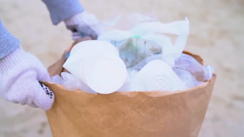 Voluntario limpiando el entorno. Concepto de reciclaje