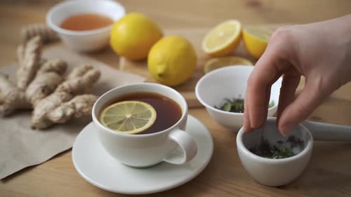 Racine épicée crue utilisée pour les boissons saines, le kombucha, les jus pressés frais et les repas frais faits maison