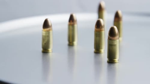 Filmmusik rotierende Aufnahme von Kugeln auf einer metallischen Oberfläche - BULLETS