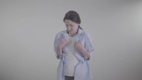 Plan
du milieu d'une femme caucasienne mécontente s'emmitouflant et se frottant les mains. Portrait de Freezed