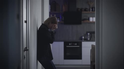 Mujer triste en depresión profunda