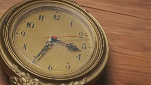 Reloj de pared vintage con segundero móvil sobre fondo de madera