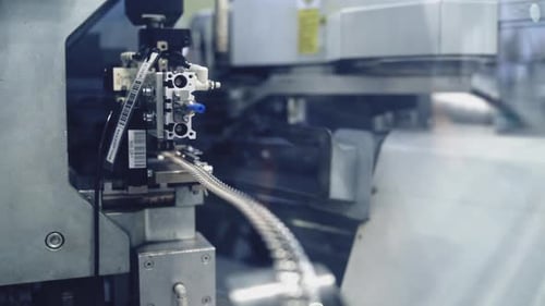 Nahaufnahme einer Industriemaschine. Nahaufnahme des Betriebs der Produktionsmaschine