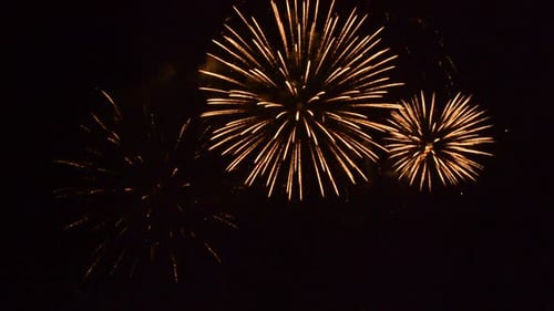 Spectaculaire feu d'artifice doré étincelant