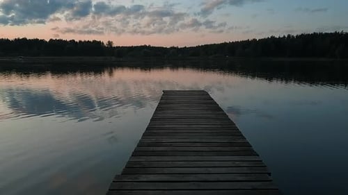 Ein schmaler Holzsteg über einem See
