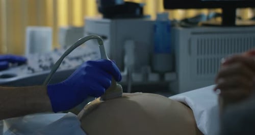 Médecin examinant une femme enceinte avec échographie