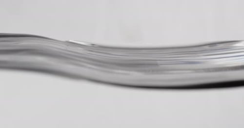Wasseroberfläche und Bewegung machen abstrakte Formen
