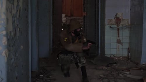 Ein männlicher Soldat in einer Gasmaske mit einer Waffe in einem verlassenen Gebäude