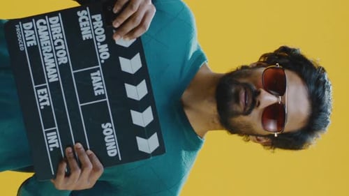 Joyeux homme applaudissant Clapperboard