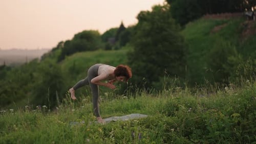 Un maître de yoga fait des exercices d'équilibre et d'étirement