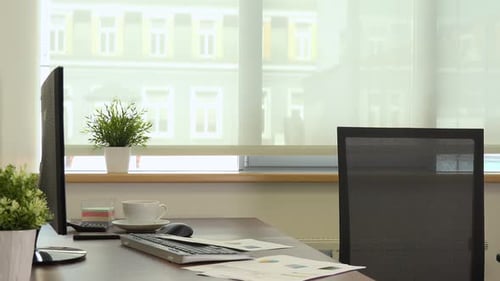 Das Innere eines leeren Büros mit einem Schreibtisch und einem Computer