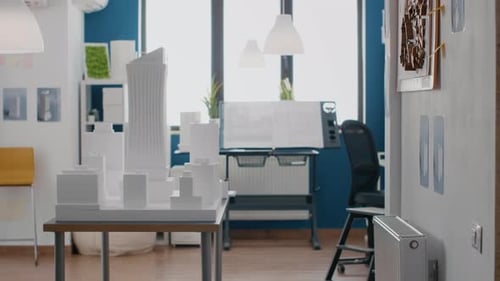 Niemand im Architekturbüro mit Gebäudemodell und Maquette zum Entwerfen von Immobilien