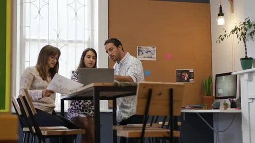 Profesionales creativos milenarios que trabajan en una oficina creativa