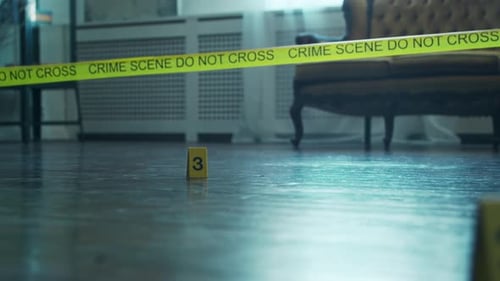 Close de uma cena de crime na casa de uma pessoa falecida.