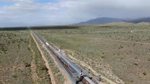 Frachtlokomotive Eisenbahnmotor überquert Arizona Desert Wilderness.
USA